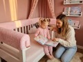 Futerkowy ochraniacz piankowy 90 cm zamontowany przy łóżku dziecięcym