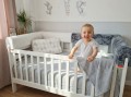 Ochraniacz piankowy 100 cm z futerkowym pokrowcem na łóżeczku dziecięcym