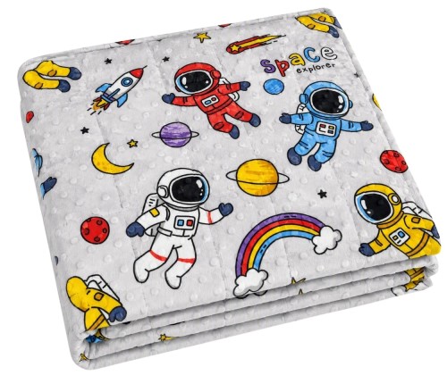Kołdra obciążeniowa Kosmiczni Odkrywcy z miękkiego, kropkowanego materiału Minky, ozdobiona kolorowym wzorem rakiet, planet, gwiazd i astronautów.